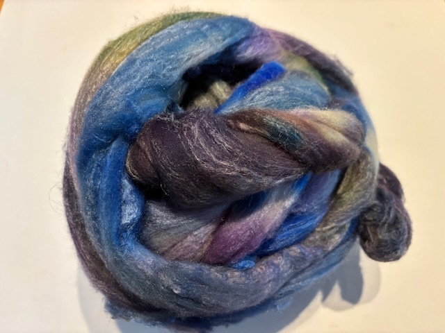 Zelf geverfde merinowol met zijde, nummer 41 blauw groen lila tinten, per 50 gram