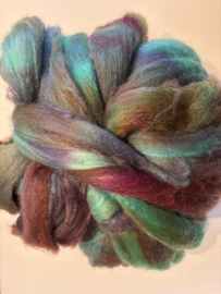 Zelf geverfde merinowol met 50%  zijde, nummer 28 turquoise multi tinten, per 50 gram