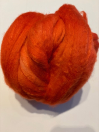 Zelf geverfde merinowol met zijde, oranje, per 55 gram