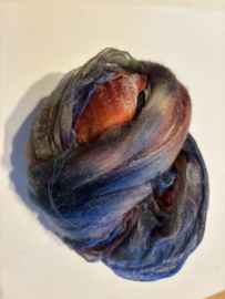 Shawl pakket margilan nummer 21 blauw multi tinten: zelfgeverfde margilan zijde 250x 45 cm en 2,5 meter zelfgeverfde wol met 50% zijde