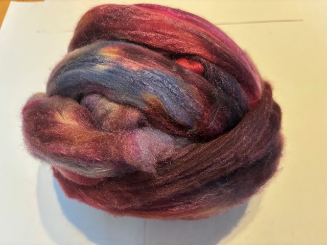 Zelf geverfde merinowol met zijde, nummer 13 aubegrine blauw rood, per 60  gram