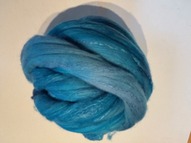 Zelf geverfde merinowol met 30 % zijde, nummer 25 blauw turquoise tinten, per50 gram