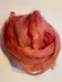 Zelf geverfde wensleydale wol, nummer 22 rosé tinten , per 50 gram