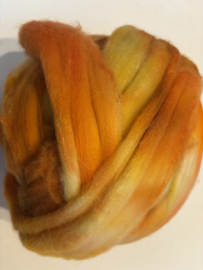 Zelf geverfde merinowol met zijde, nummer 105 oranje tinten per 50 gram