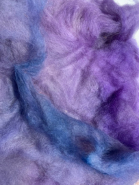Zelf geverfde wensleydale wol in vlies, nummer 2 paars blauw , per 50 gram