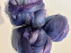 Shawl pakket margilan nummer 2lila/paars/blauwtinten: zelfgeverfde margilan zijde 250x 45 cm en 2,5 meter zelfgeverfde wol met 50% zijde