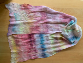 Shawl pakket  margilan nummer 3 linde tinten: zelfgeverfde margilan zijde 250x 45 cm en 2,5 meter zelfgeverfde wol met 50% zijde