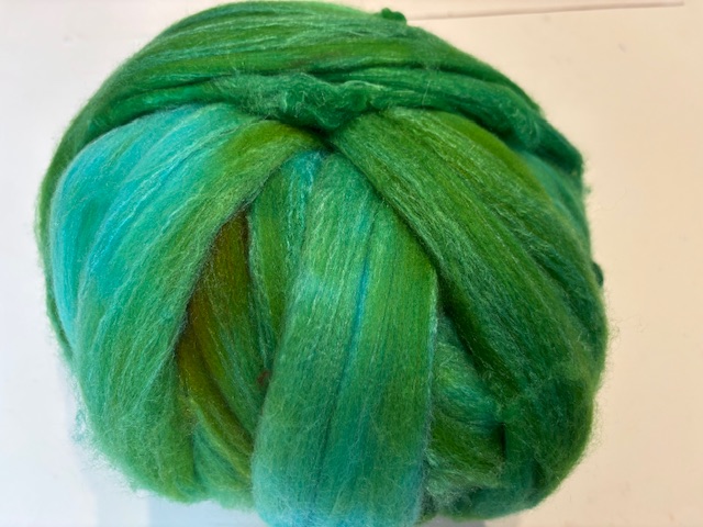 Zelf geverfde merinowol met zijde, nummer 34 gras groen vleugje turquoise, per 50gram