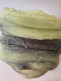 Zelf geverfde merinowol met zijde, nummer 39 linde groen grijs, per 65 gram