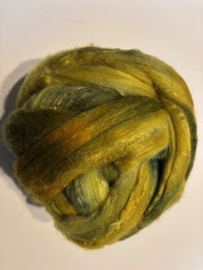 Zelf geverfde merinowol met zijde, nummer 2 lente groen, per 50 gram