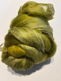 Shawl pakket margilan nummer 22 groent tinten, zelfgeverfde margilan zijde 250x 45 cm en 2,5 meter zelfgeverfde wol met 50% zijde