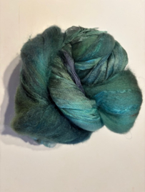 Shawl pakket margilan nummer 20 smaragd groen tinten tinten: zelfgeverfde margilan zijde 250x 45 cm en 2,5 meter zelfgeverfde wol met 50% zijde