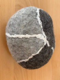 Vilten kei  17 bij 14 cm hoogte 9 cm