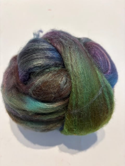 Zelf geverfde merinowol met zijde, nummer 2 groen blauw paats, per 85 gram