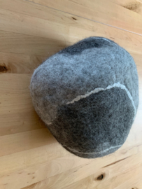 Vilten kei  24 bij 21 cm hoogte 17 cm