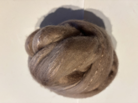 Zelf geverfde merinowol met zijde, nummer 81 mauve tinten, per 65 gram