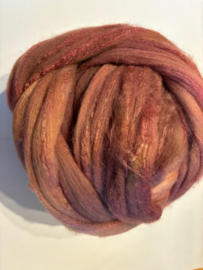 Zelf geverfde merinowol met zijde, nummer 26, bruin oud rose per 50 gram