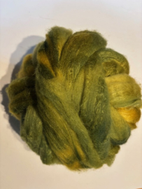 Zelf geverfde merinowol met zijde, nummer 4 groen geel, per 50 gram