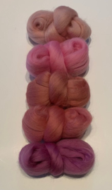 Merinowol kleur set: Rose 5 x  ongeveer 10 gram merinowol 20-21 micron. Kleur nummers: 106-127-146-152-221 EF ( 18 micron)