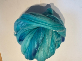 Zelf geverfde merinowol met 30%  zijde, nummer 28 licht turquoise mint tinten geel, per 50 gram