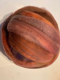 Zelf geverfde merinowol met zijde, nummer 98  oud rosé multi,, per 30 gram