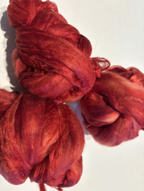 Shawl pakket margilan nummer 2 rood tinten: zelfgeverfde margilan zijde 250x 45 cm en 2,5 meter zelfgeverfde wol met 50% zijde