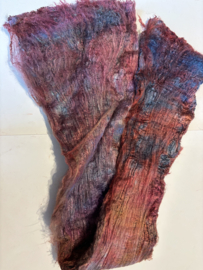 Moerbei zijde lap zelfgeverfd, aubergine blauw  tinten,  nummer 17 per 10 gram