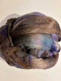 Zelf geverfde merinowol met zijde, nummer 102 mauve lila tinten, per 50 gram