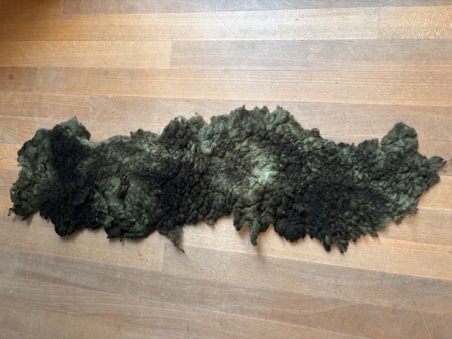 op = op gevilte vacht olijf groen tinten 95x 20/25 cm