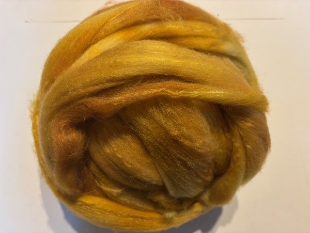 Zelf geverfde merinowol met zijde, nummer 7 goud geel, per 65 gram