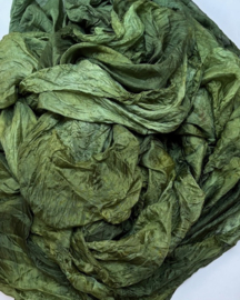 Gaas zijde uit Oezbekistan zijde , zelf geverfd, groen tinten nummer 3 ( kwaliteit tussen margilan en chiffonzijde), 90 breed prijs per 50 cm