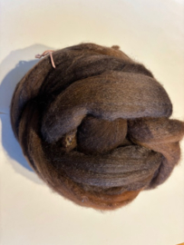 Zelf geverfde merinowol met zijde, nummer  6 bruin, per 60 gram