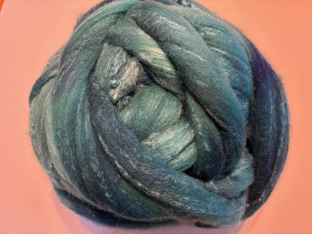 Zelf geverfde merinowol met zijde, nummer 88 turquoise tinten, per 50 gram