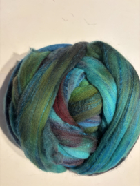 Zelf geverfde merinowol met zijde, nummer 35 groen turquoise paars per 50 gram
