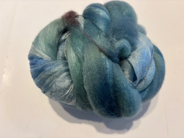 Shawl pakket margilan nummer 21 mint zee tinten: zelfgeverfde margilan zijde 250x 45 cm en 2,5 meter zelfgeverfde wol met 50% zijde