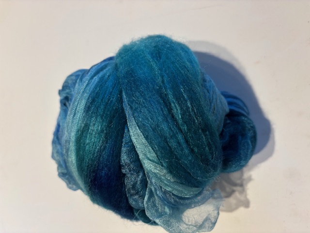 Shawl pakket margilan nummer 5 turquoise  tinten: zelfgeverfde margilan zijde 250x 45 cm en 2,5 meter zelfgerfde wol met 50% zijde