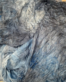 Gaas zijde uit Oezbekistan zijde , zelf geverfd, spijker blauw tinten nummer 5 (kwaliteit tussen chiffon en ponge) 90 breed prijs per 50 cm