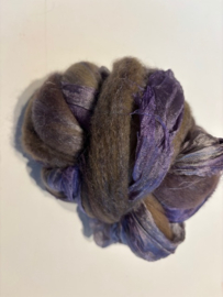 Shawl pakket margilan nummer 25 amethist mauve tinten: 2,5 meter zelfgeverfde wol met 50% zijde en  250x 45 cm margilan zijde