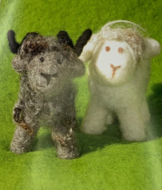 Naaldvilt pakket schapen, inhoud wol en 1 viltnaalden 1 pijpenrager en de wol beschrijving in het Duits. Extra benodigdheden zie beschrijving