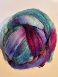 Zelf geverfde merinowol met zijde, nummer 24 turquoise paars fuchsia, per 50 gram