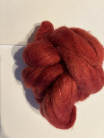 Zelf geverfde merinowol met zijde, nummer 88 rood tinten, per 35 gram