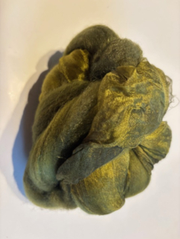 Shawl pakket margilan nummer 11 groen tinten : 2,5 meter zelfgeverfde wol met 50% zijde,  250x 45 cm margilan zijde
