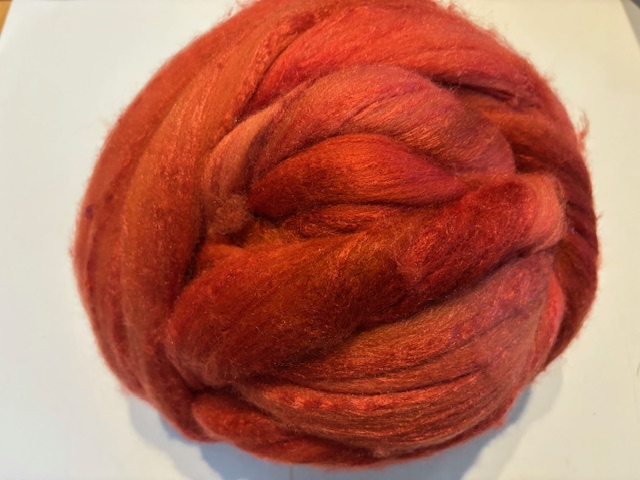 Zelf geverfde merinowol met zijde, nummer 84 oud rood, per 50 gram