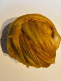 Zelf geverfde merinowol met zijde, nummer 1 zonne geel tinten, per 50  gram