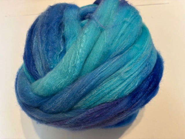 Zelf geverfde merinowol met zijde, nummer 35 turquoise blauw, per 50 gram