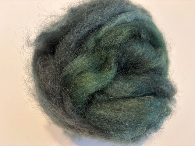 Zelf geverfde wensleydale wol in lont, nummer 10 blauw groen tinten, per 50 gram