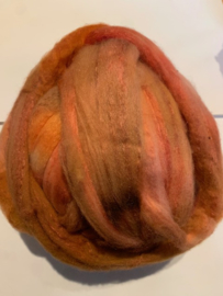 Zelf geverfde merinowol met zijde, nummer 21 oud rosé oranje tinten, per 50 gram