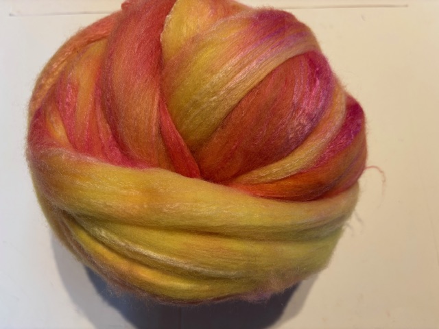 Zelf geverfde merinowol met zijde, nummer 8, geel rosé, 50 gram