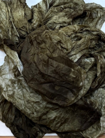 Gaas zijde uit Oezbekistan zijde zelf geverfd, olijf tinten nummer 5 (kwaliteit tussen chiffon en ponge) 90 breed prijs per 50cm