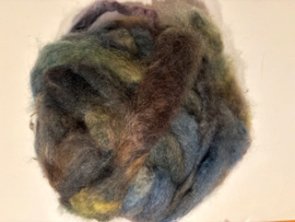 Zelf geverfde wensleydale wol in vlies, nummer 6 blauw groen tinten, per 50 gram